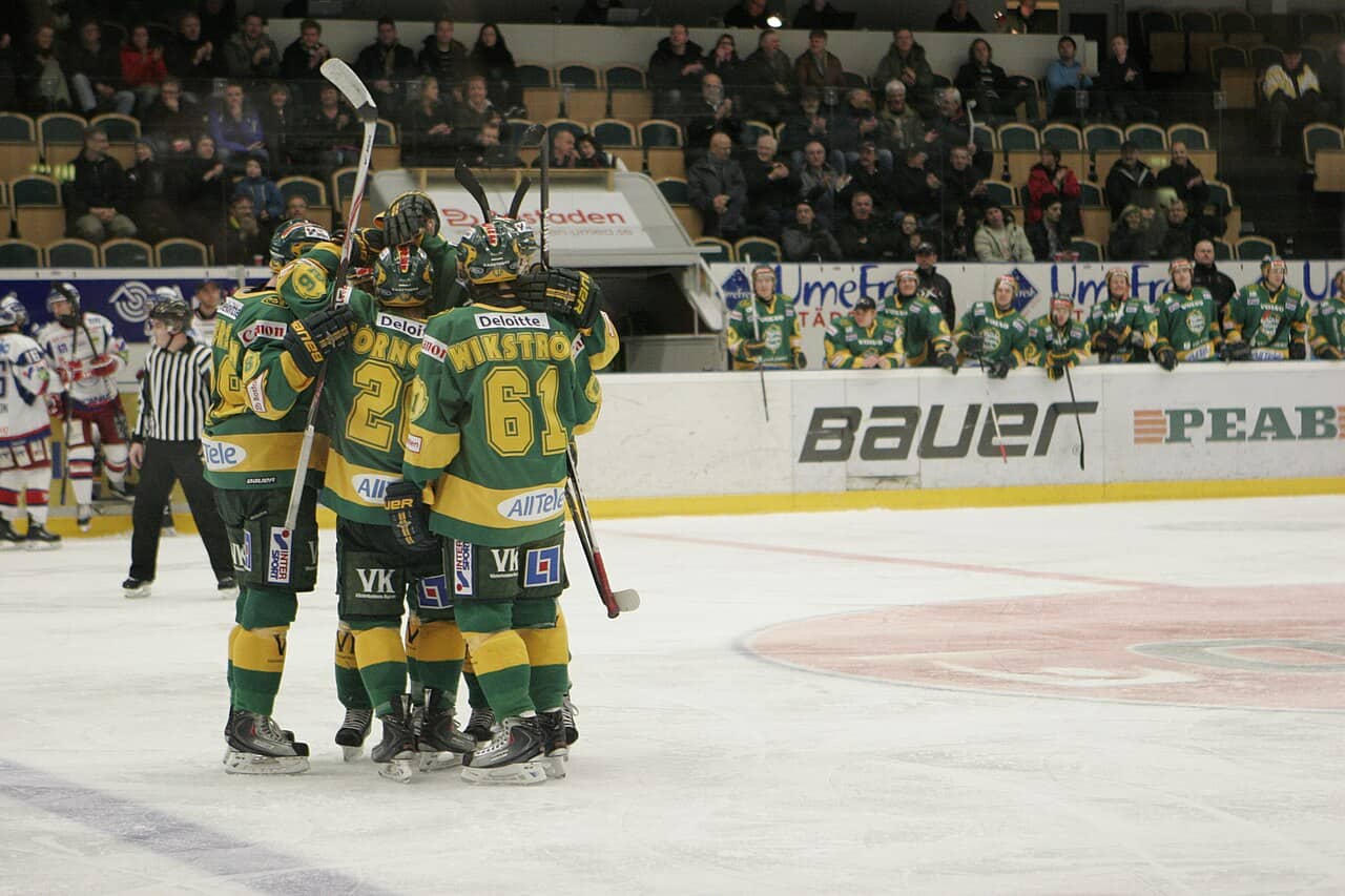 Hockeyspelare i Björklöven firar tillsammans efter en avgörande match i HockeyAllsvenskan
