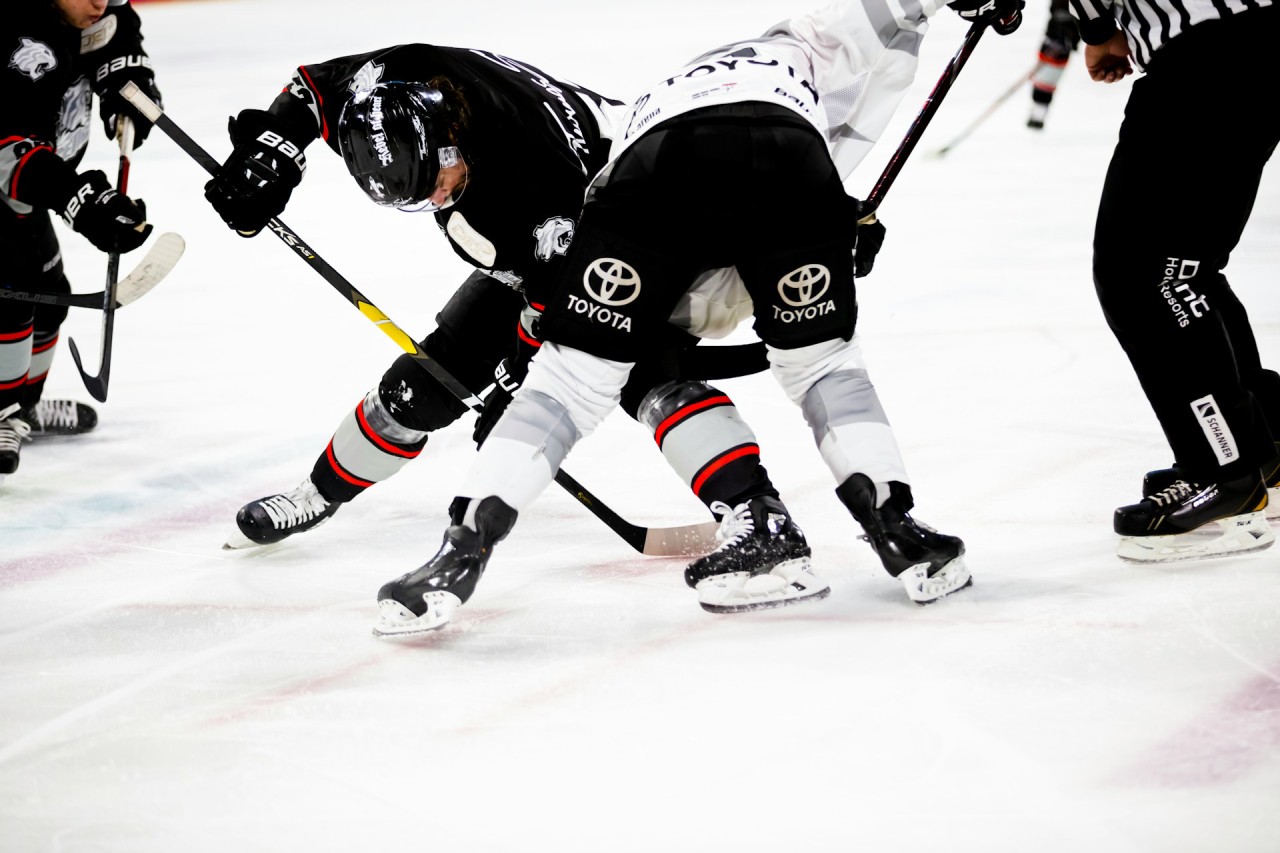 Nedsläpp mellan två spelare i en hockeymatch inför premiären i HockeyAllsvenskan
